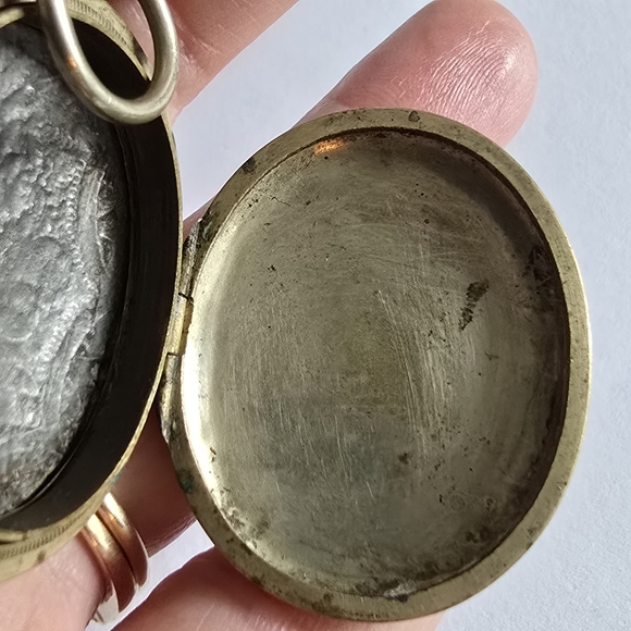 Antique locket Victorian oval  gold tone vintage leaves leaf 1800s botanical - Picture 8 of 15